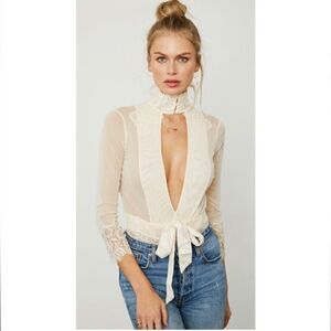 Free People x Take HAH
Bow Reversible Bodysuit in
Cream / Ivory size Large